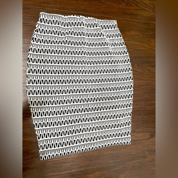 EXPRESS Small Black & White pattern Petite Pencil Skirt- Like New - Picture 3 of 3